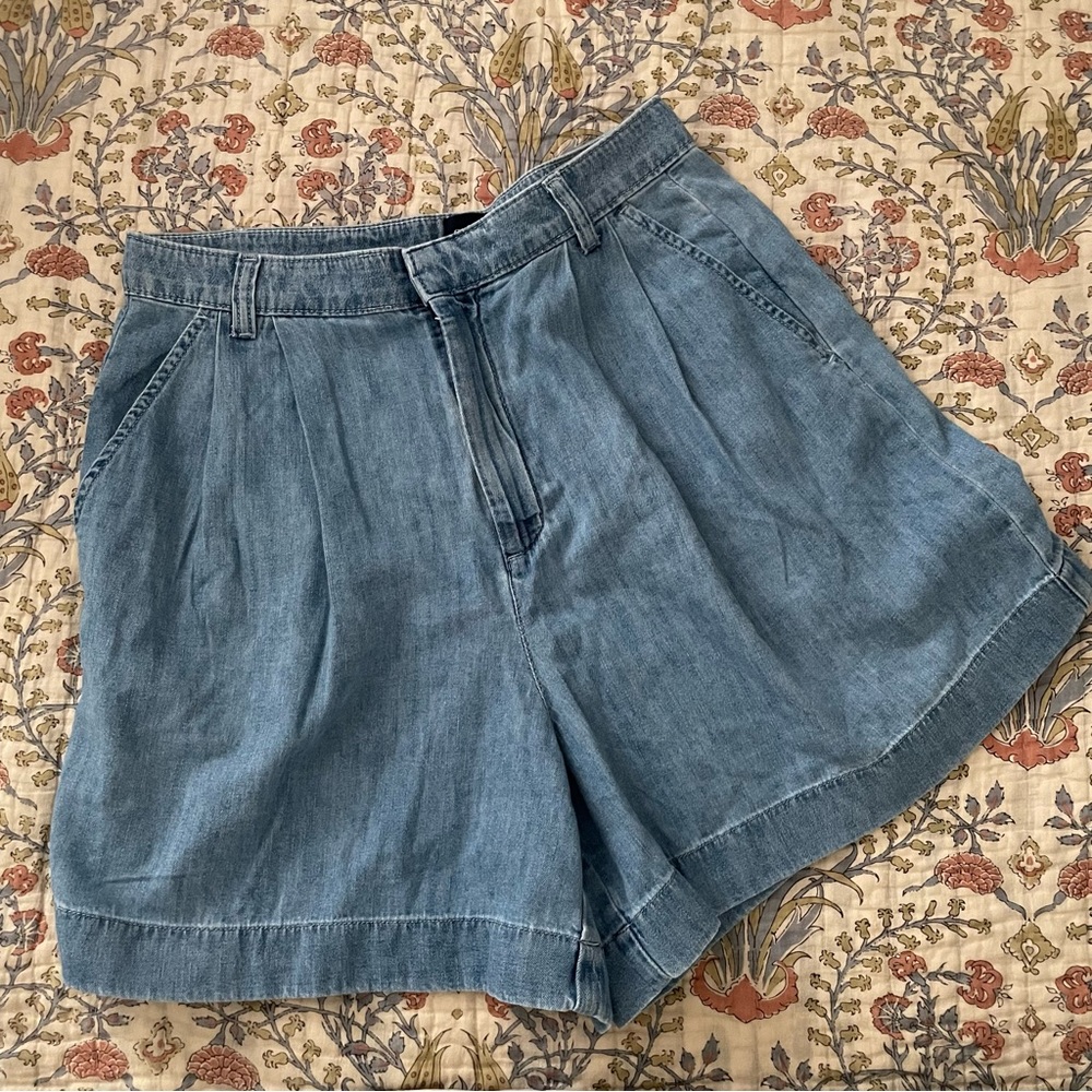 NWT GAP High Rise Pleated Chambray Shorts Size 8
